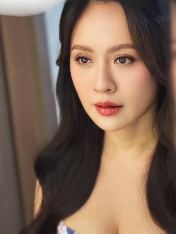 Giờ đây, cô chọn phong cách trang điểm tông nude tự nhiên, chân mày màu hạt dẻ giúp khuôn mặt sáng sủa và tươi tắn hơn.