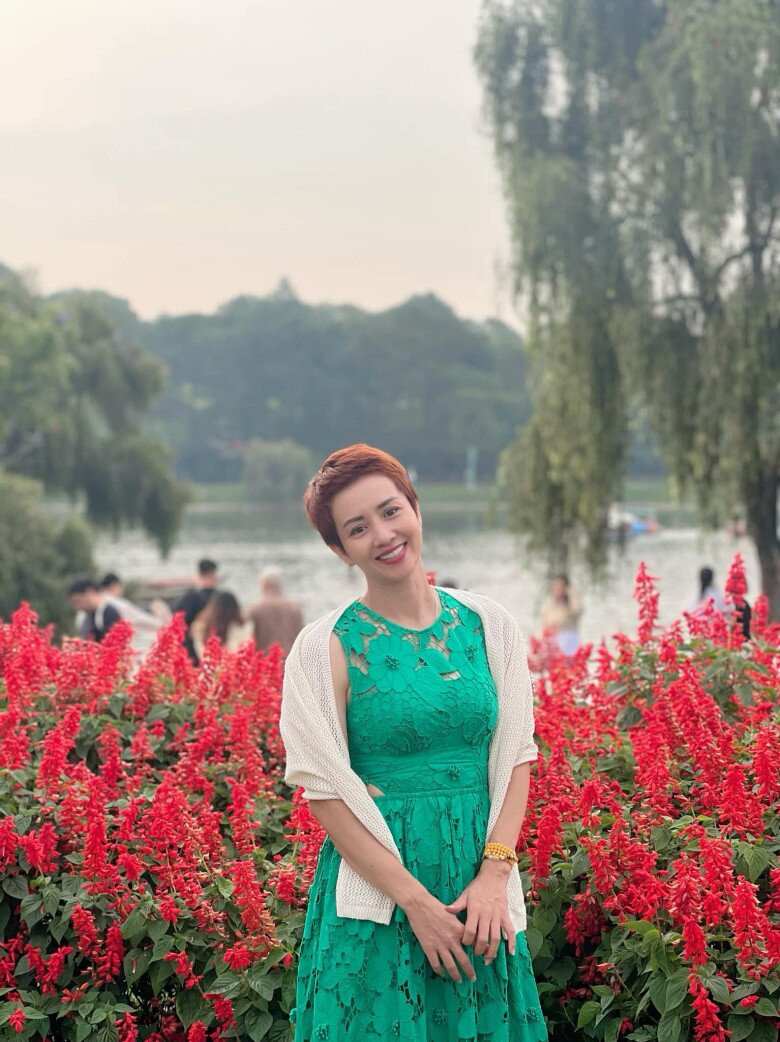 Đời thường, cô ăn mặc trang nhã, dịu dàng.