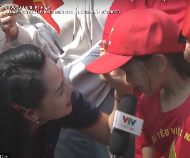 Nữ phóng viên đang hot trên mạng xã hội nhờ pha xử lý được khen ngợi 100 điểm tinh tế trong buổi trực tiếp lễ diễu binh.