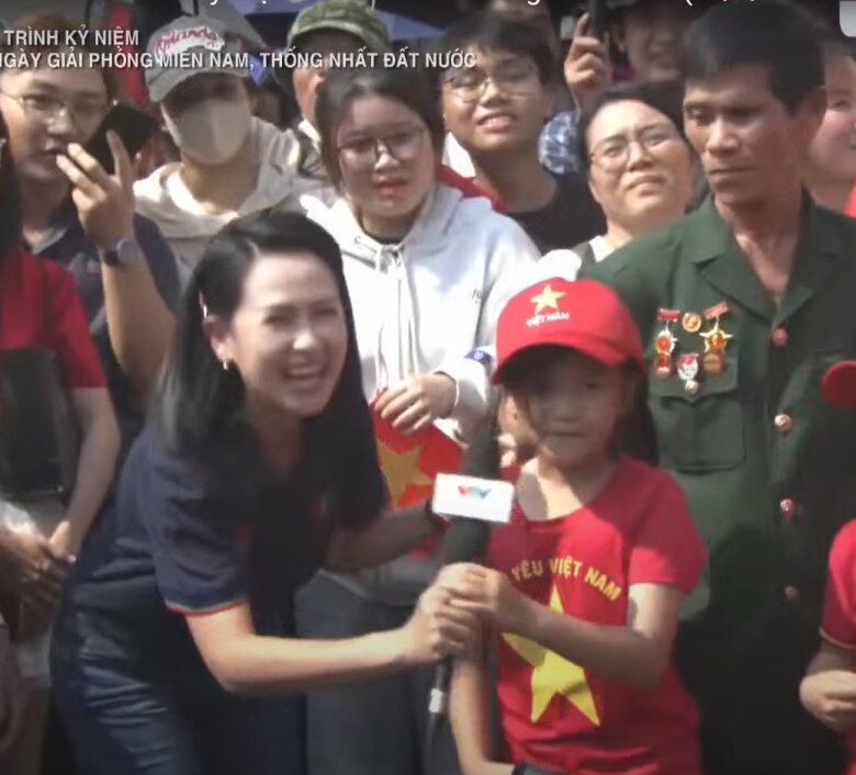 Phần lớn cư dân mạng đều khen ngợi nữ phóng viên không chỉ xinh đẹp mà còn rất thông minh, nhanh nhạy.