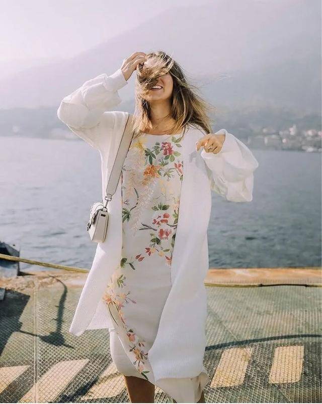 Họa tiết nhỏ trên nền sáng màu giúp Angelica trông mảnh mai và đầy nữ tính.
