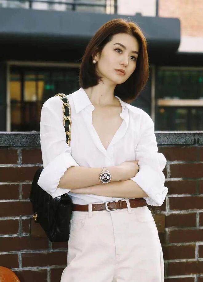 Những trang phục cơ bản như quần jeans, áo sơ mi,... với gam màu trung tính như đen, trắng, xám,.. dễ phối đồ lại trông thanh lịch hơn.