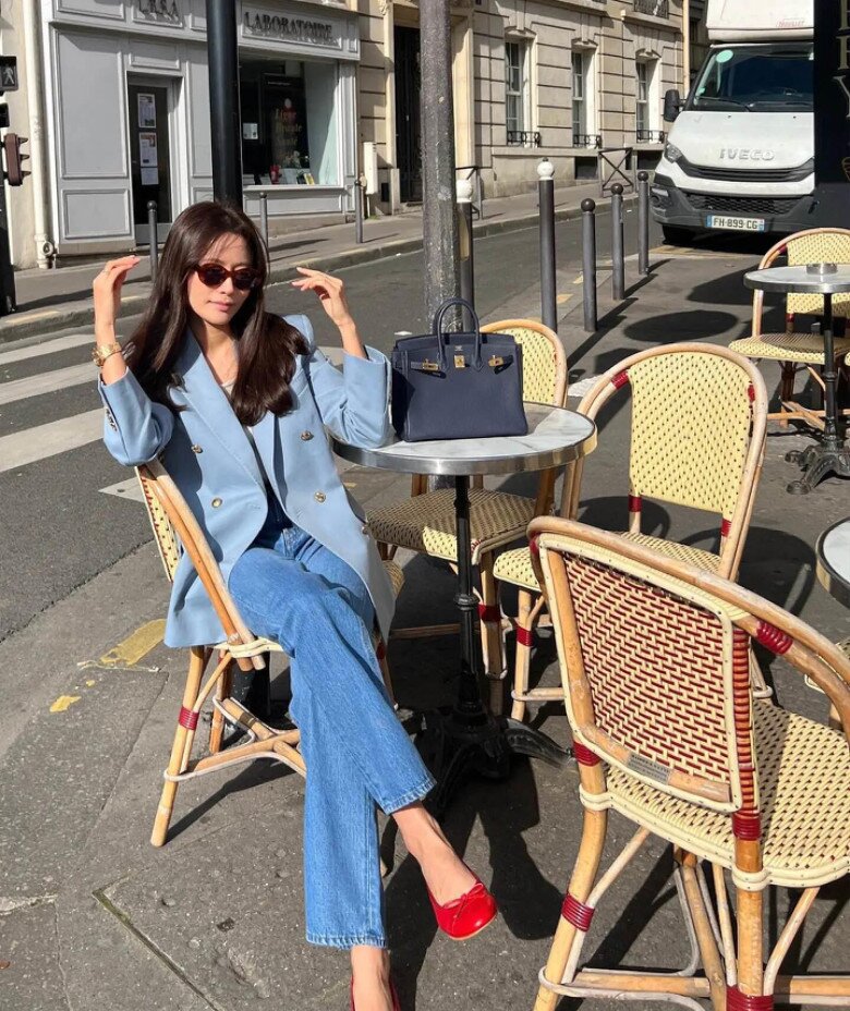 Phụ nữ 40+ đi giày gì với quần jeans bó để vừa cao vừa gầy? 4 mẫu giày amp;#34;chân áiamp;#34; giúp chị em như trẻ ra 10 tuổi - 6
