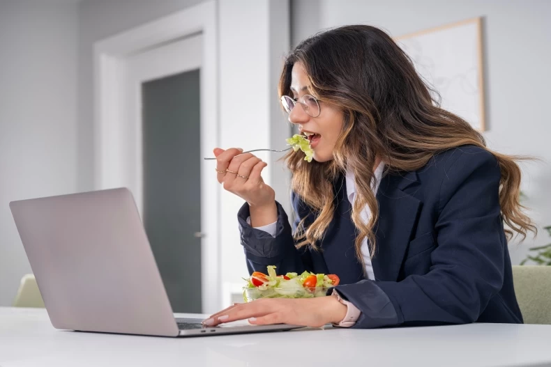 Người bận rộn, phụ nữ ngoài 40 tuổi trao đổi chất chậm, khó giảm cân,... có thể áp dụng phương pháp nhịn ăn thứ Hai.