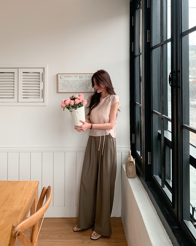 Sự giao thoa giữa hồng pastel và nâu trà sữa mang đến cảm giác ngọt ngào nhưng không kém phần tinh tế. Áo blouse nhẹ tênh phối cùng quần suông thắt dây tạo nên vẻ ngoài dịu dàng, đậm chất Hàn Quốc.