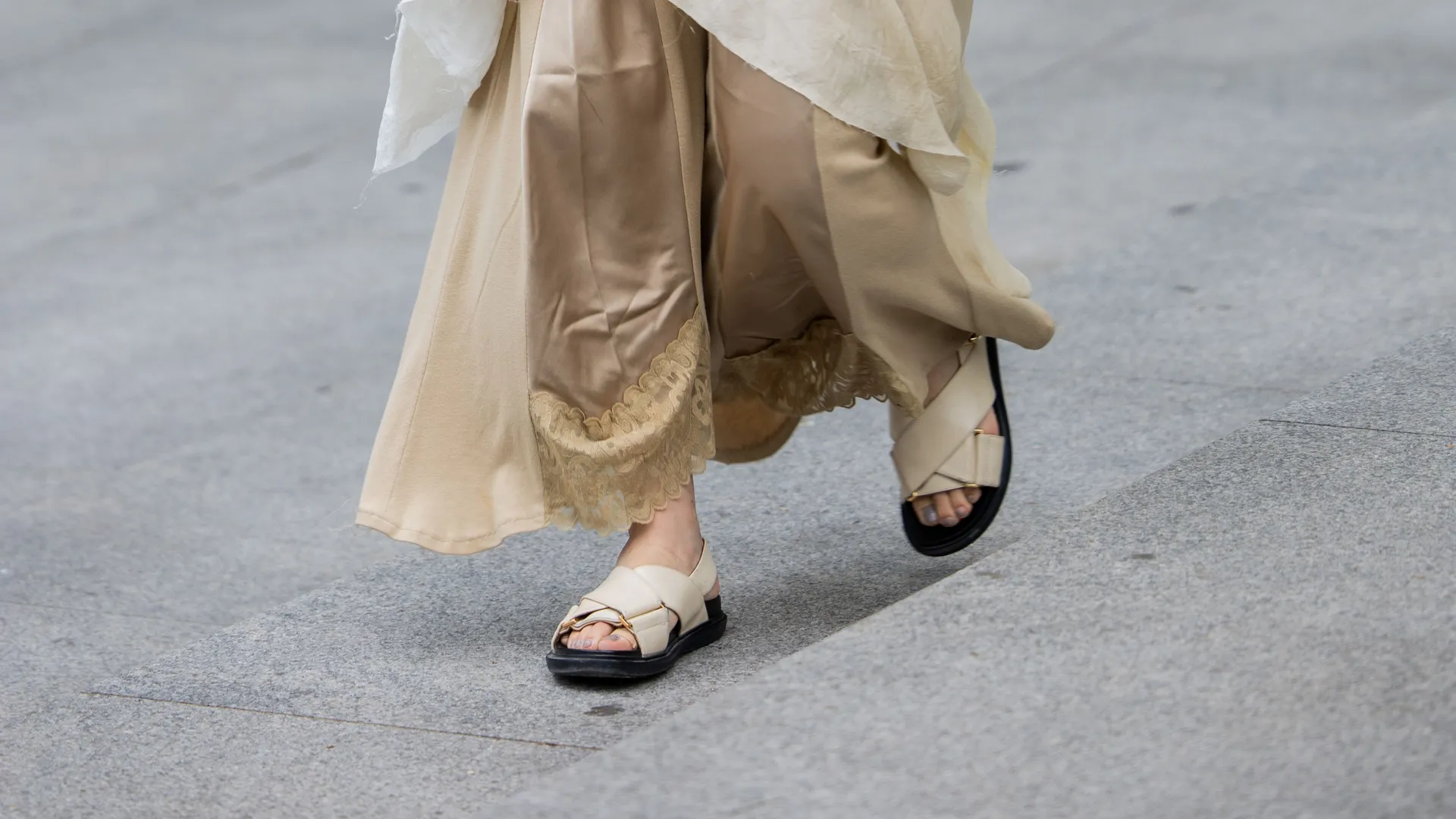 Kiểu sandal với quai chéo bản to hứa hẹn mang đến phong cách hiện đại và giản dị hơn trong mùa này.