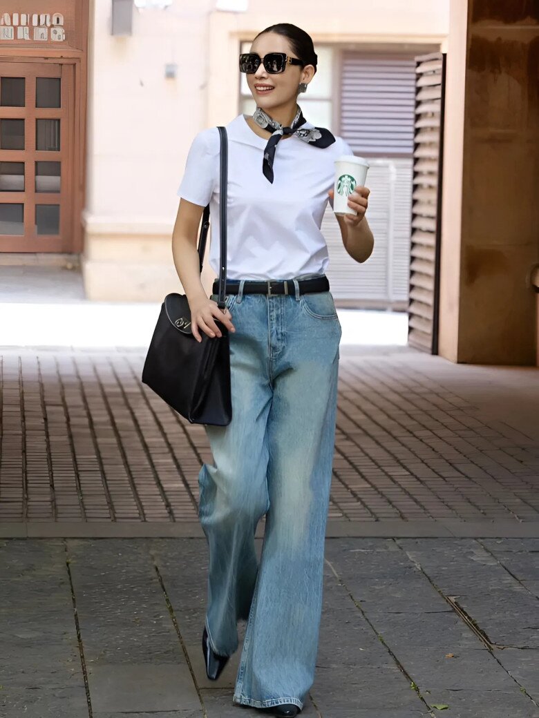 Quần jeans ống loe dài giúp kéo dài chân hiệu quả, phù hợp với những cô nàng theo đuổi sự chỉn chu nhưng vẫn muốn giữ chất denim bụi bặm.