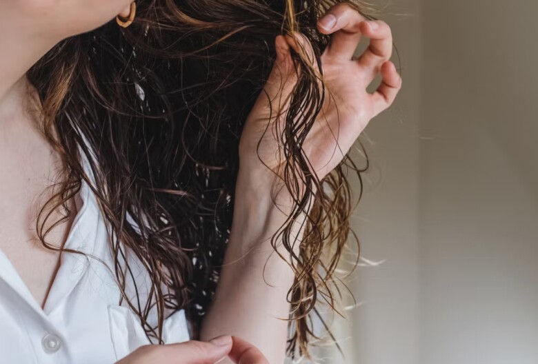 Tóc để khô tự nhiên thường bị xẹp và có thể dễ tạo điều kiện cho vi khuẩn phát triển.
