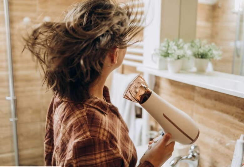 Sấy tóc ngay sau khi gội có thể gây khô xơ, dễ làm gãy rụng tóc.