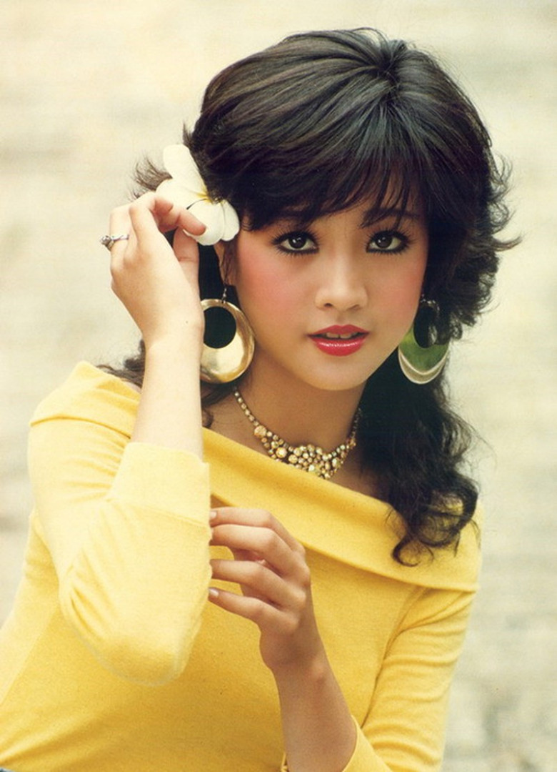 Một thời, cô gây thương nhớ cho khán giả bởi vẻ đẹp như búp bê với đôi mắt tròn xoe, khuôn miệng nhỏ xinh xinh cùng chiếc răng khểnh duyên dáng.
