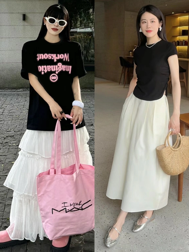 Nếu bạn muốn ăn mặc theo cá tính và đặc điểm riêng, bạn có thể diện áo phông in họa tiết đen hồng hoặc đen trơn vừa toát lên vẻ nữ tính vừa tôn lên màu sắc.