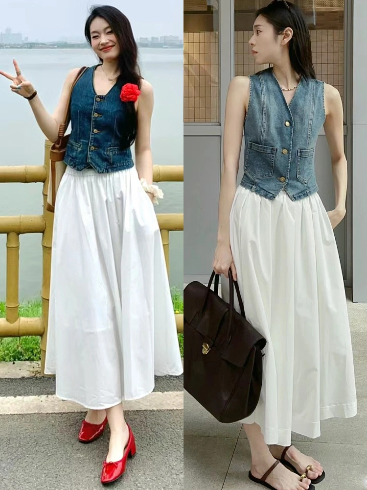 Áo gile denim đặc biệt phù hợp khi mix cùng chân váy trắng dáng dài. Phần hở da vừa phải cùng phom dáng cổ điển của áo vest mang lại vẻ quyến rũ pha lẫn cá tính, khiến tổng thể outfit trở nên ấn tượng và thu hút.