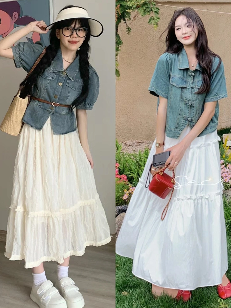 Bạn cũng có thể chọn áo sơ mi denim đơn giản phối cùng chân váy trắng, mang lại vẻ ngoài dễ thương, thoải mái – lý tưởng cho những buổi dạo phố, mua sắm hay nghỉ dưỡng. 