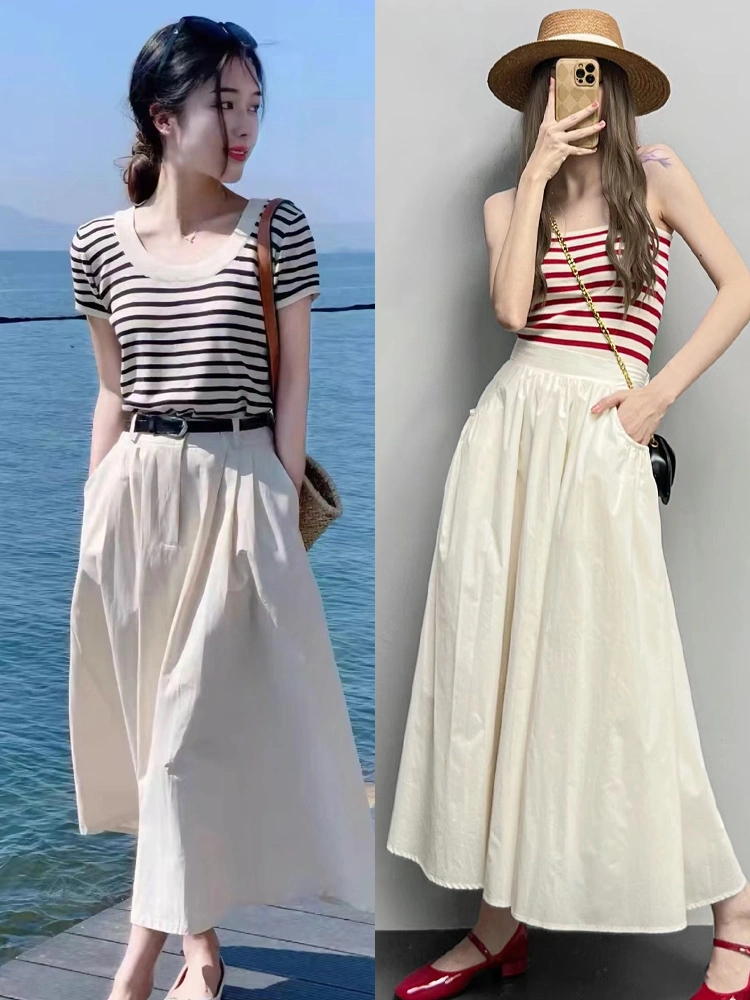 Áo kẻ sọc sẽ biến chiếc váy trắng trở nên nổi bật hơn giữa đám đông.