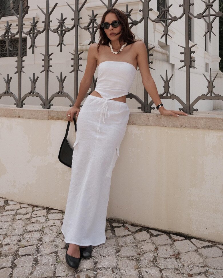 Tất nhiên, vải lanh và cotton là những chất liệu không thể thiếu cho mùa hè. Những chiếc váy làm từ chất liệu này rất nhẹ và bồng bềnh.