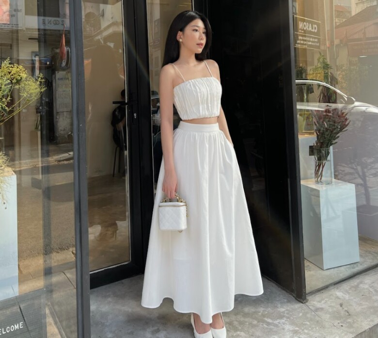 Áo 2 dây trắng dáng crop top với chân váy trắng dài dáng chữ A giúp nàng ghi điểm tuyệt đối trong những buổi hẹn hò hay dạo chơi mùa hè.