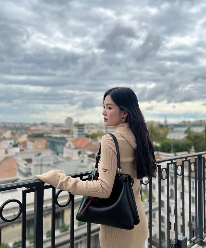Một chiếc váy body màu be giúp nàng ngọc nữ xứ kim chi khoe dáng một cách tinh tế.