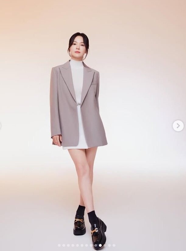 Chiếc áo khoác blazer màu xám tông sáng tôn làn da trắng của nữ diễn viên.