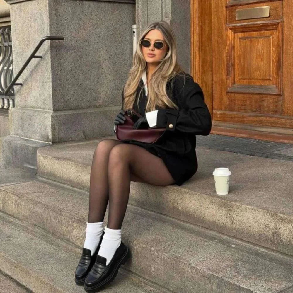 Một đôi kitten heel gót thấp phối tất ngắn, hoặc giày lười đi cùng tất cao là công thức vừa kéo dài chân vừa hoàn thiện outfit với phong cách độc đáo và có chiều sâu.