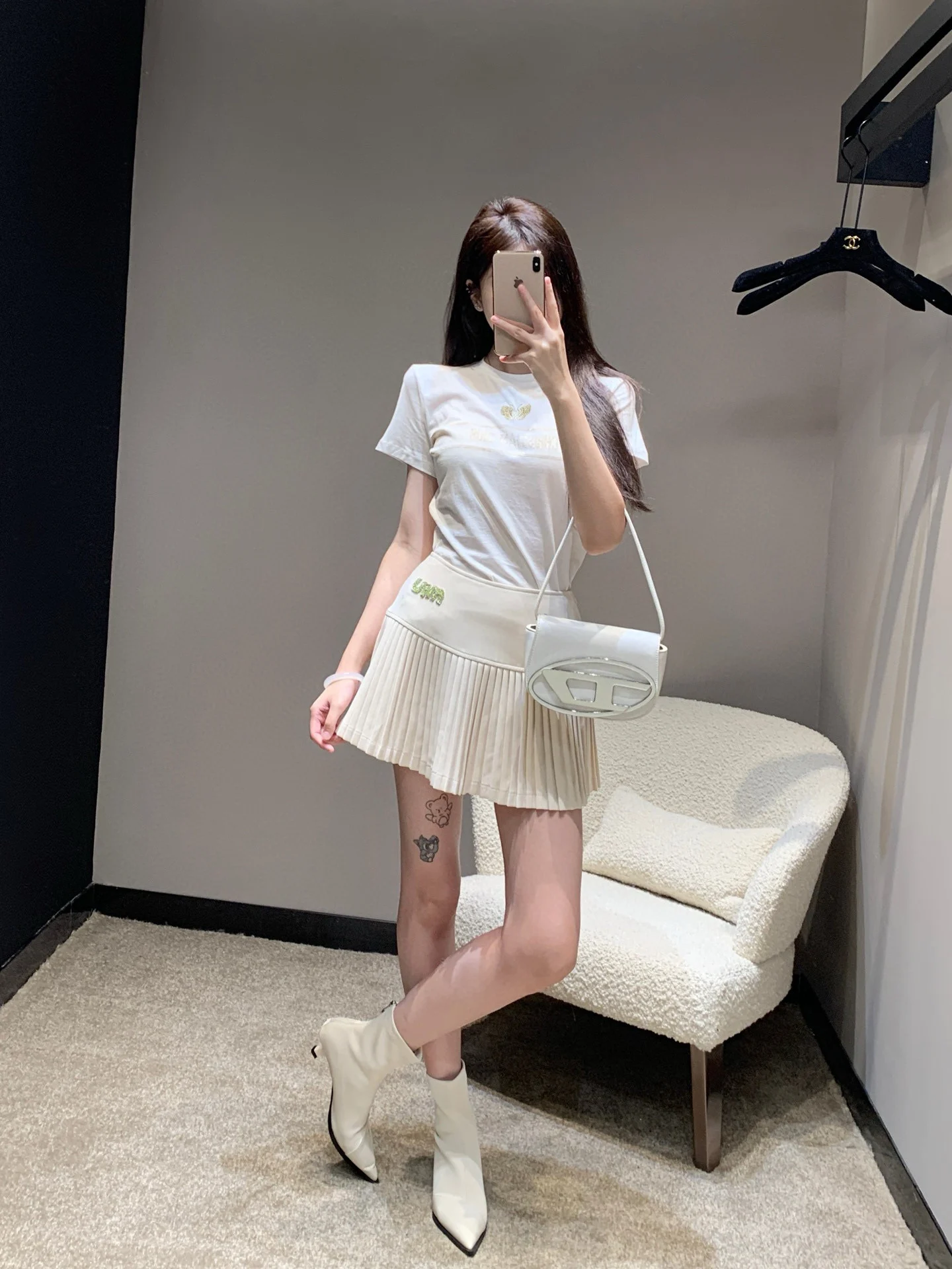 Những cô gái trẻ năng động sẽ thích hợp với váy ngắn phù hợp với tinh thần trẻ trung, giàu năng lượng của họ.