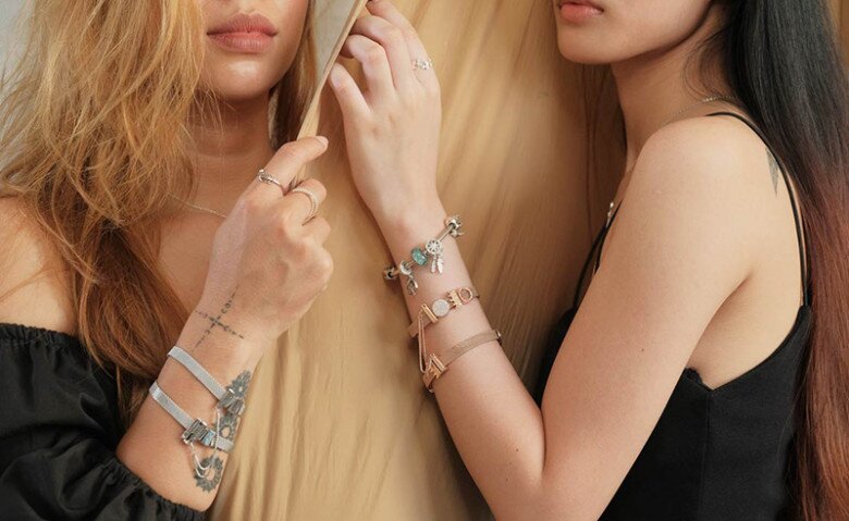 Đeo quá nhiều trang sức trên người không khiến bạn trông sang hơn mà còn có thể làm bạn trông màu mè, diêm dúa và có phần rẻ tiền.