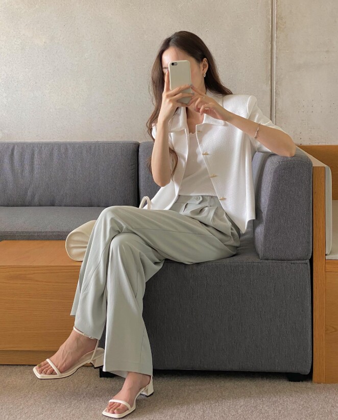 Sandal quai mảnh cực hợp với những cô nàng có bàn chân nhỏ nhắn.