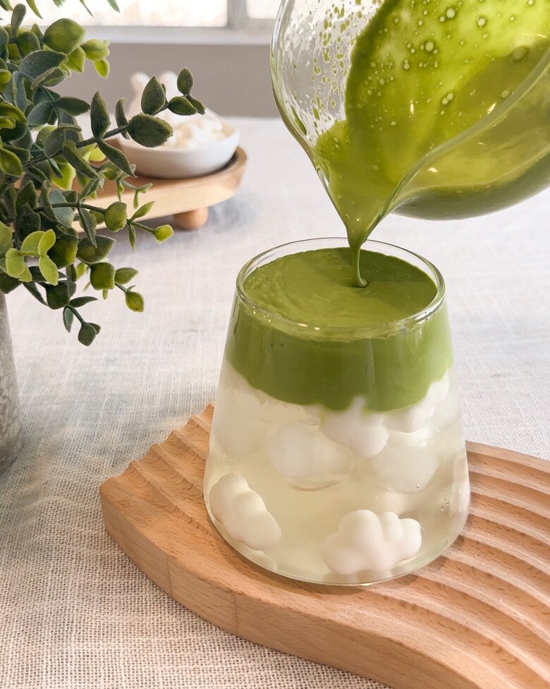 Matcha nước dừa là món đồ uống mùa hè đang gây sốt thời gian qua.