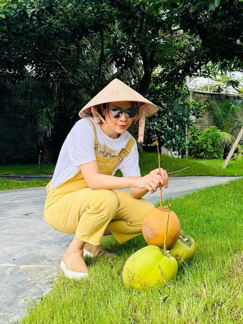 Mỹ Tâm thích uống nước dừa ngọt mát lại giúp làn da thêm sáng.