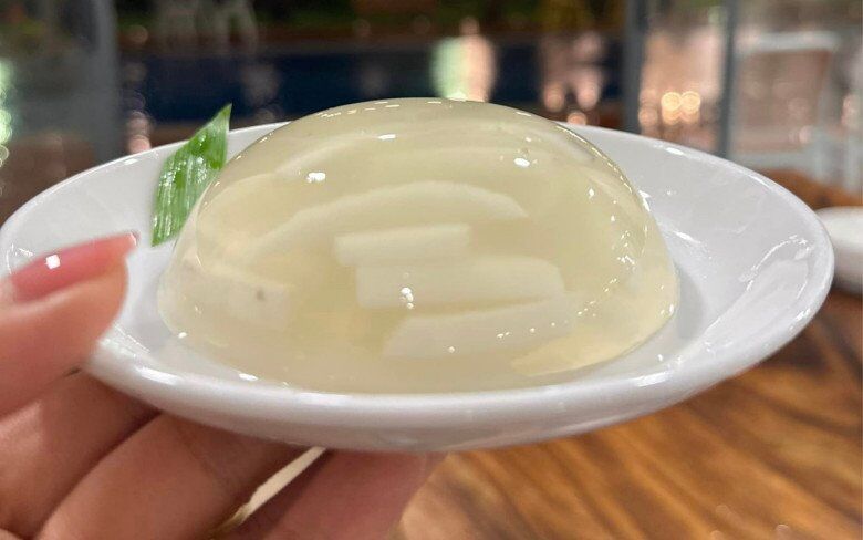 Cô còn tự tay làm thạch dừa để ăn.