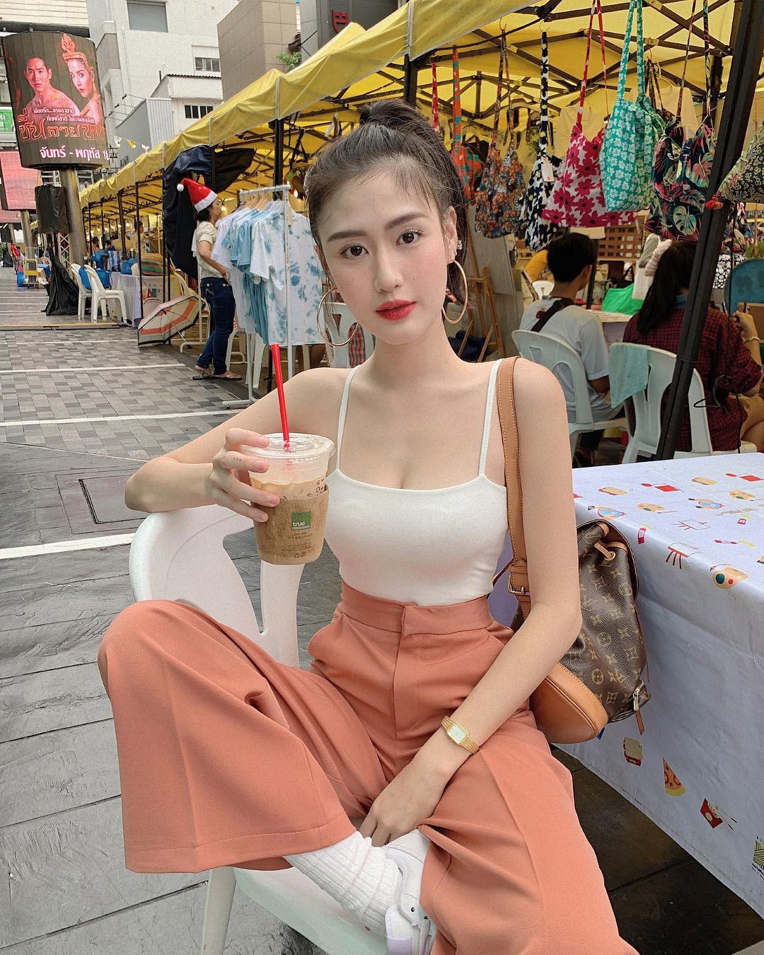 Áo 2 dây cũng là món đồ thời trang thoáng mát không thể bỏ lỡ hè này.