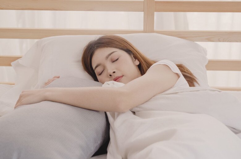 Ngủ đủ giấc giúp cơ thể phục hồi tế bào, bao gồm cả tế bào sản xuất melanin – sắc tố quyết định màu tóc.