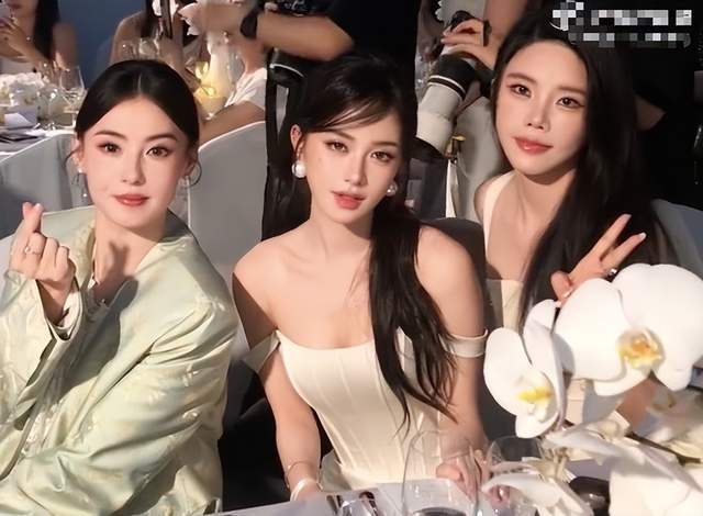 Khi nữ diễn viên 45 tuổi ngồi cạnh các đàn em trẻ tuổi, trông cô vẫn rất trẻ trung.