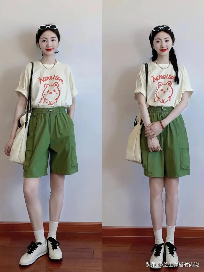 Chiếc áo phông màu be kết hợp với quần short màu xanh lá cây, mang đến sự kết hợp màu sắc tươi sáng. Sự kết hợp này vừa tươi tắn vừa có tác dụng hack tuổi.