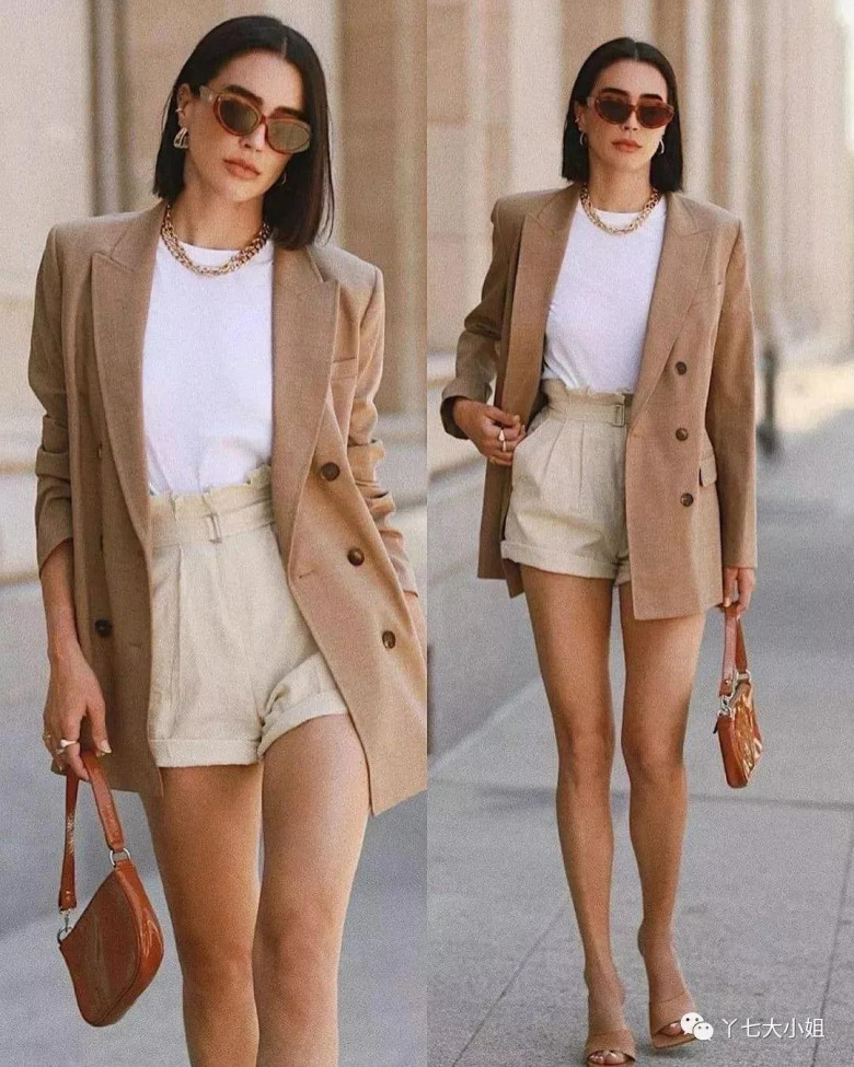 Những năm gần đây, yếu tố đồ công sở đã trở nên rất phổ biến. Mặc áo phông với quần short công sở và áo khoác blazer toát lên sức sống trẻ trung mà không kém phần thanh lịch.