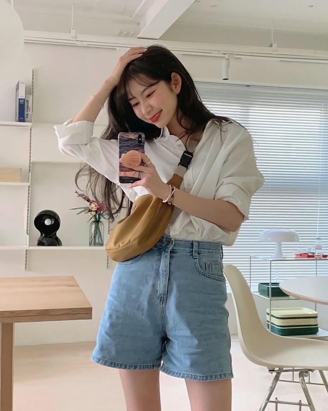 Chọn áo sơ mi trắng cơ bản và dễ phối đồ nhất với quần short denim. Chất liệu hơi trong suốt trông tươi mới và tươi sáng. Áo khoác dài cũng có thể giúp chỉnh sửa đường chân. 
