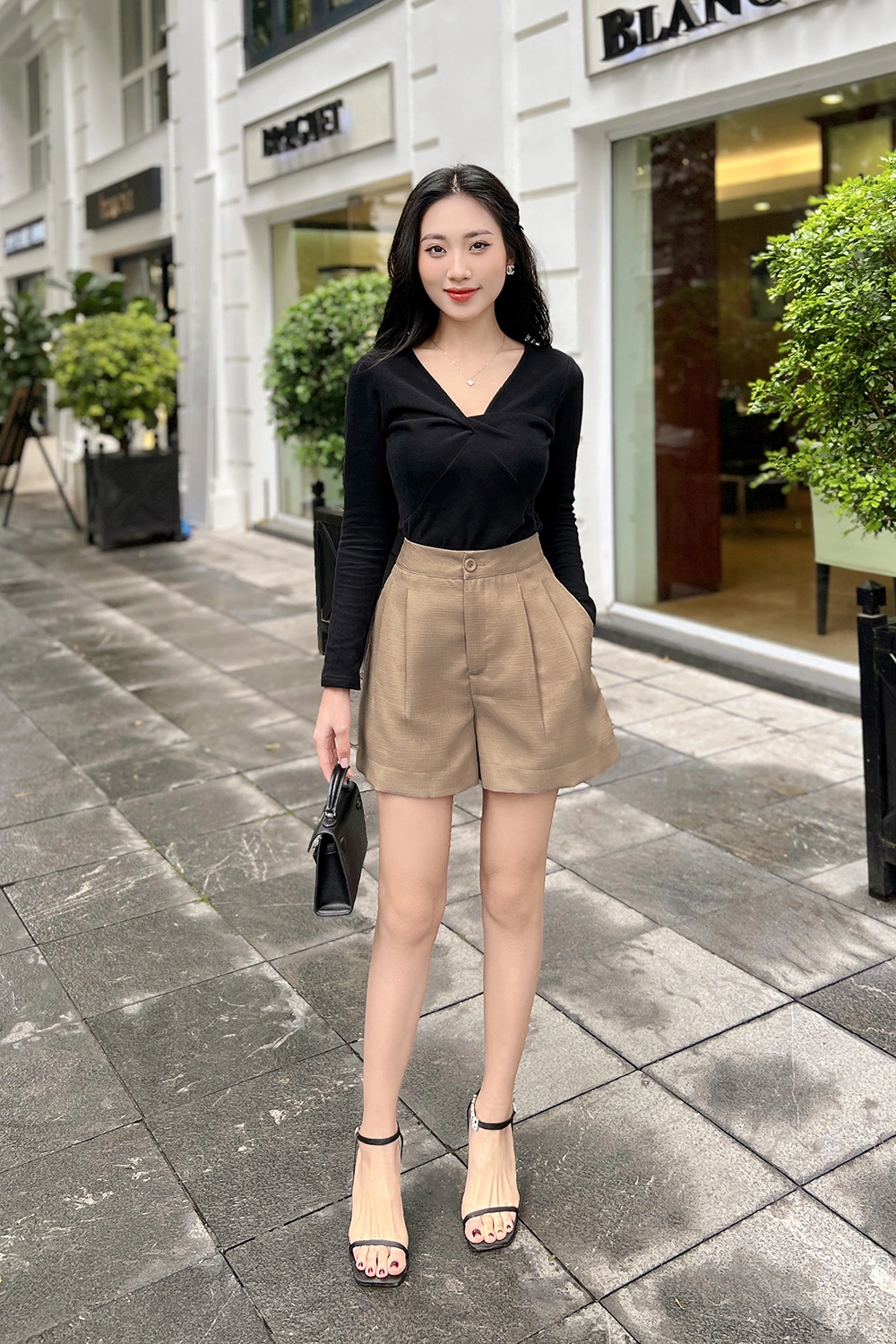 Quần short chữ A thanh lịch, phù hợp với nàng có đùi to giúp che khuyết điểm chân hoàn hảo.