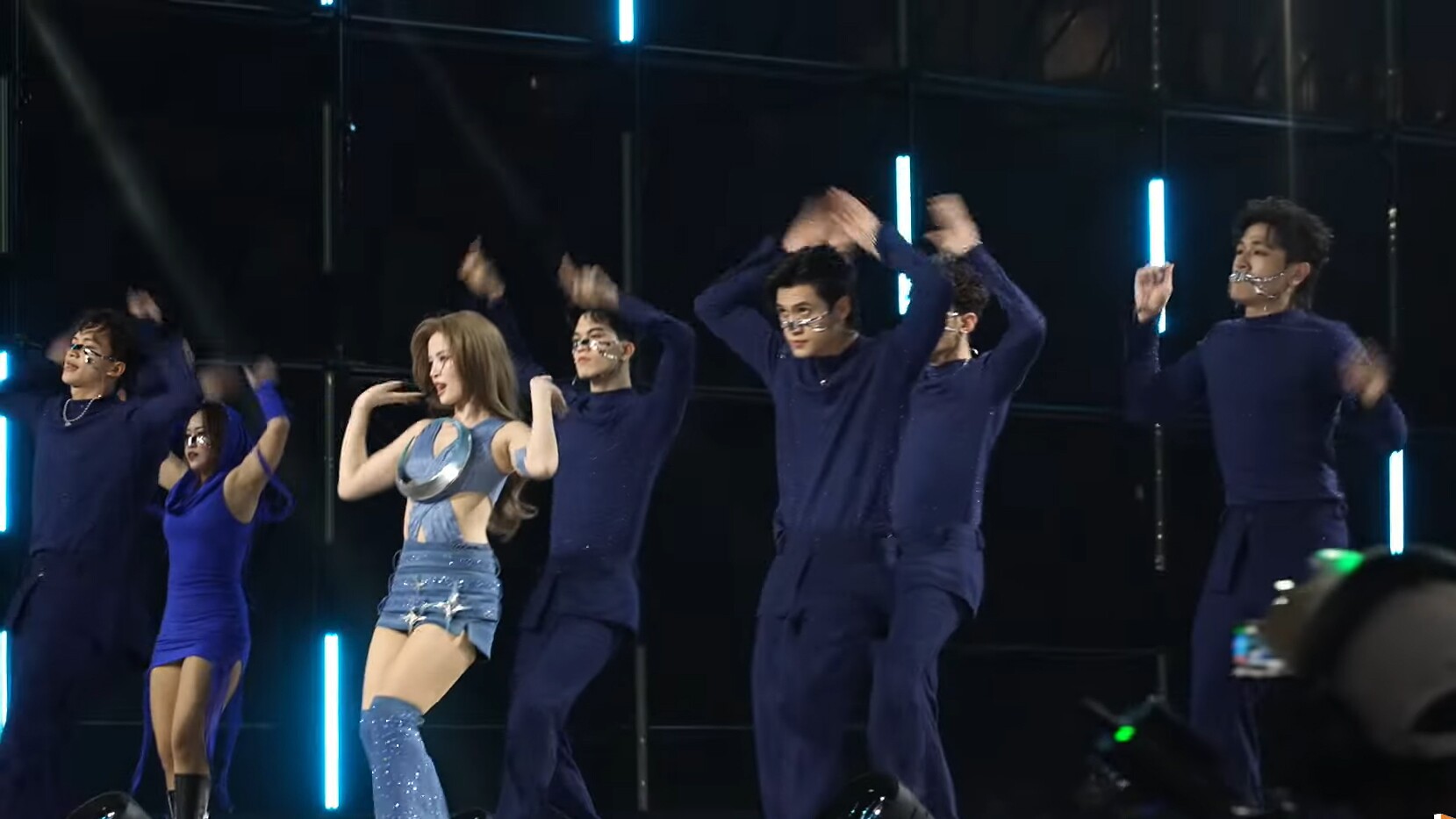 MC đọc tên Top 20 thí sinh xuất sắc nhất.