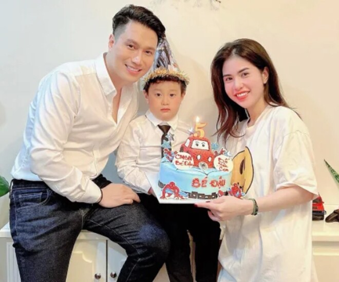Vợ cũ Việt Anh là Hương Trần, sinh năm 1989, có ngoại hình xinh đẹp và được mệnh danh là hot girl Hà Thành.