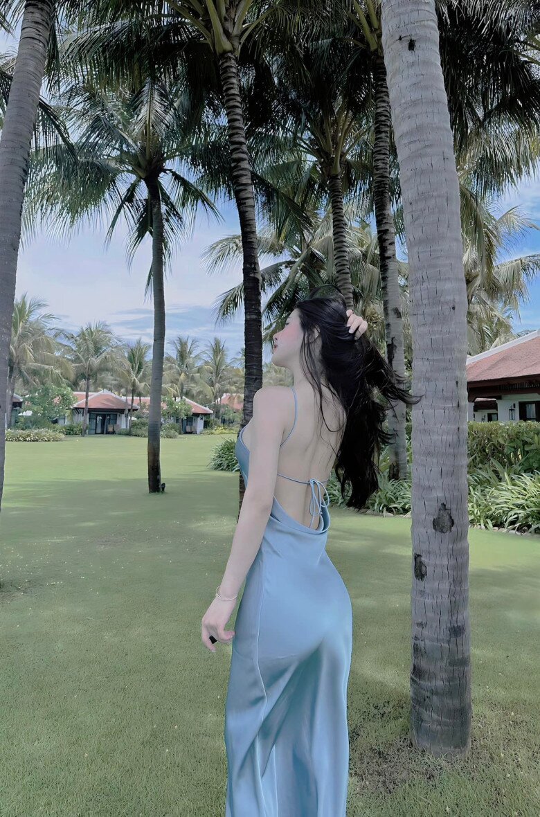 Tấm lưng thon nuột nà của cô nàng được phô diễn trong chiếc váy lụa hở lưng mỏng manh.