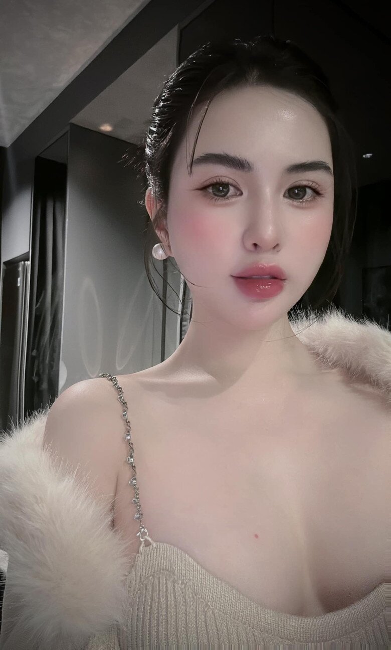 Vợ cũ Việt Anh sở hữu gương mặt tròn, bầu bĩnh, ngũ quan hài hòa. Ngoài ra, người đẹp còn có gu ăn mặc ấn tượng.