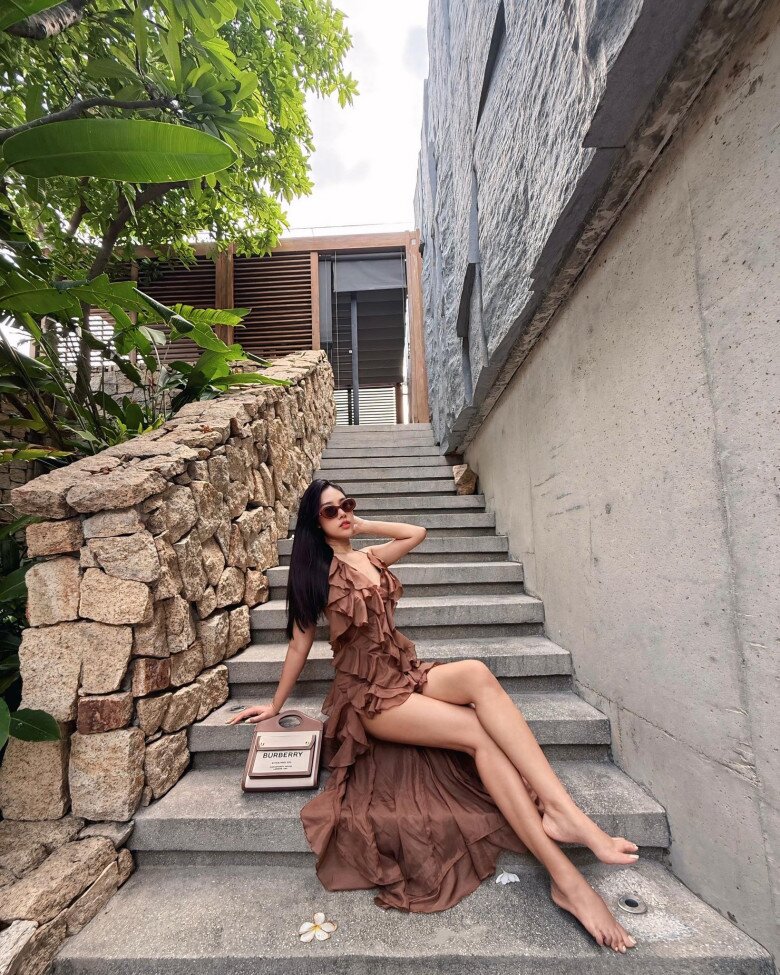 Cô nàng khoe sắc vóc quyến rũ với đôi chân dài miên man chẳng hề thua kém thời con gái.