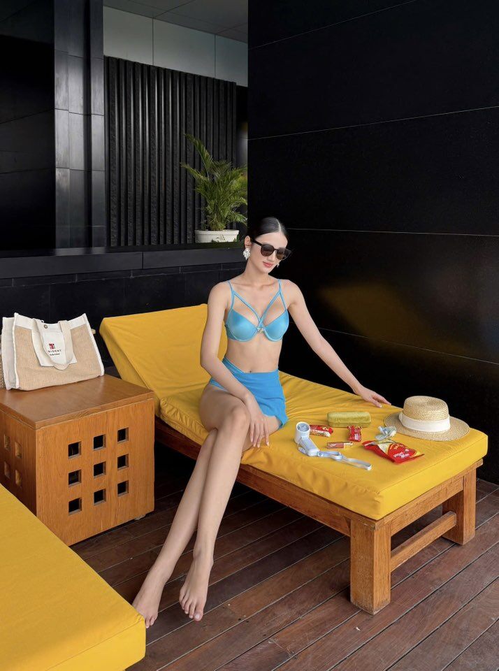 Ý Nhi được khen có bờ vai cực đẹp nhưng cư dân mạng cũng lo lắng khi trông cô hơi gầy và khuyên người đẹp nên chú ý ăn uống hơn để duy trì được sức khỏe và phong độ tốt.