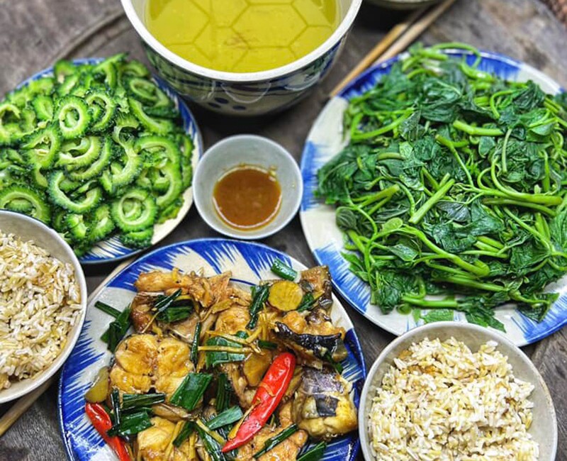 Bữa này gồm có: Cá lăng kho lá gừng, rau lang luộc, mướp đắng xào  