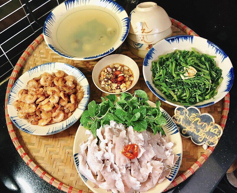 Mâm này gồm các món: - Thịt mũi luộc - Tôm rang tóp mỡ - Rau muống xào tỏi - Canh rau muống luộc dầm sấu.