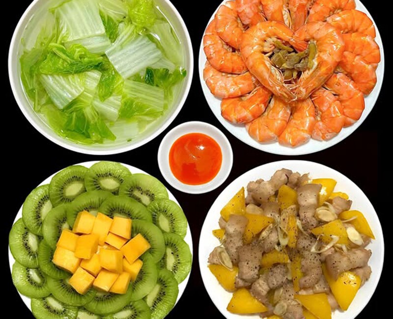 Mâm cơm này gồm các món: Thịt xào ớt chuông, tôm hấp, canh cải thảo.