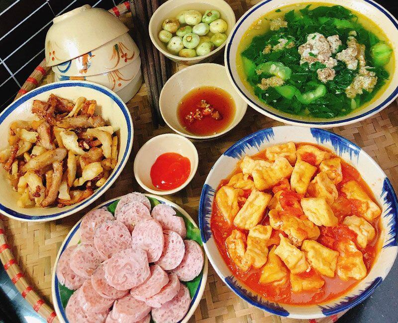 Bữa ăn này gồm các món: Đậu phụ sốt cà chua - Canh cua rau mùng tơi, mướp - Nạc nọng heo rang tóp mỡ - Nem chua - Cà pháo muối.