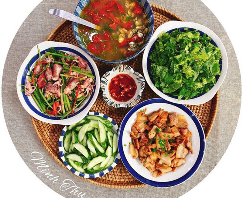 Mâm cơm này gồm có: Mực xào, thịt ba chỉ rang, canh hà nấu chua, dưa chuột. (Ảnh: Minh Thu)