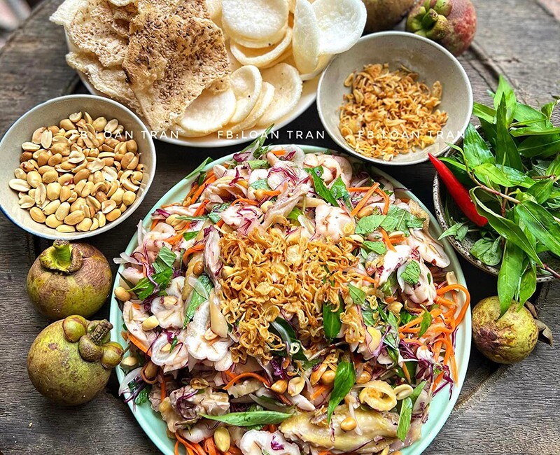 Một bữa ăn đơn giản với gỏi gà măng cụt ăn kèm bánh đa, phồng tôm. (Ảnh: Loan Trần)
