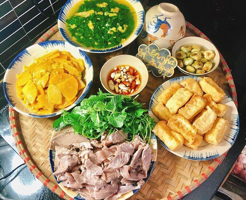 Mâm cơm này gồm:  - Thịt dải luộc - Bí đỏ xào tỏi - Đậu phụ chiên - Canh cải nấu cua - Cà pháo muối (Ảnh: Thùy Duyên)