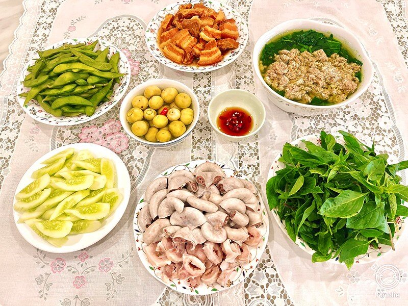 Mâm cơm này có các món: Tràng lợn luộc, canh cua mồng tơi, ba chỉ kho, dưa chuột, cà muối.
